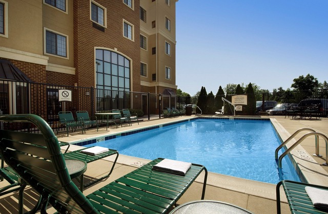 Petit déjeuner gratuit + piscine extérieure et bain à remous | Studio Moderne avec Wi-Fi Gratuit