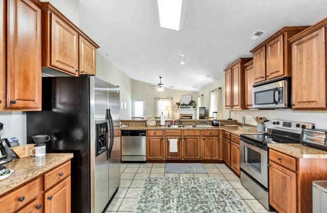 King Suite, Cozy 3/2 Home, Pet-Friendly Relocation Haven - Airport, RSA, Stadium