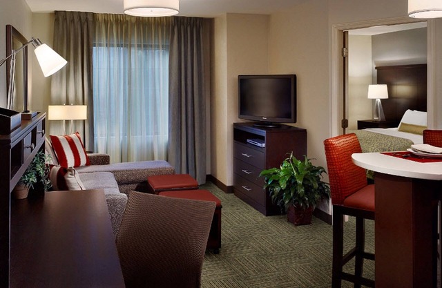 Suite King Accessible aux Personnes Malentendantes | Petit déjeuner buffet + Centre d'affaires 24h / 24