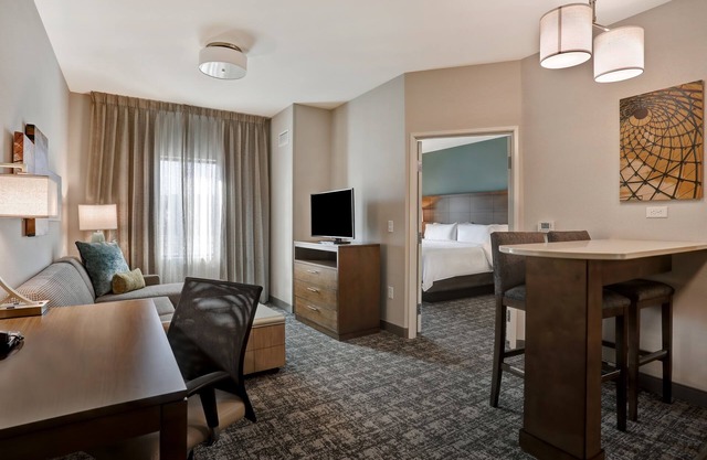 Suite King. Petit déjeuner gratuit. Bassin. Barbecue partagé. Gym. Près d'Overland Park Convention Center!