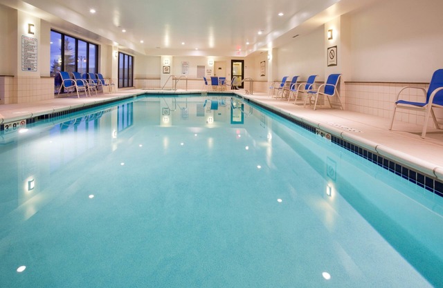 Suite King. Petit déjeuner gratuit. Piscine et bain à remous. Gym. Près de Aurora Medical Center!