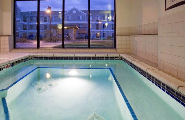 Suite King. Petit déjeuner gratuit. Piscine et bain à remous. Gym. Près de Aurora Medical Center!