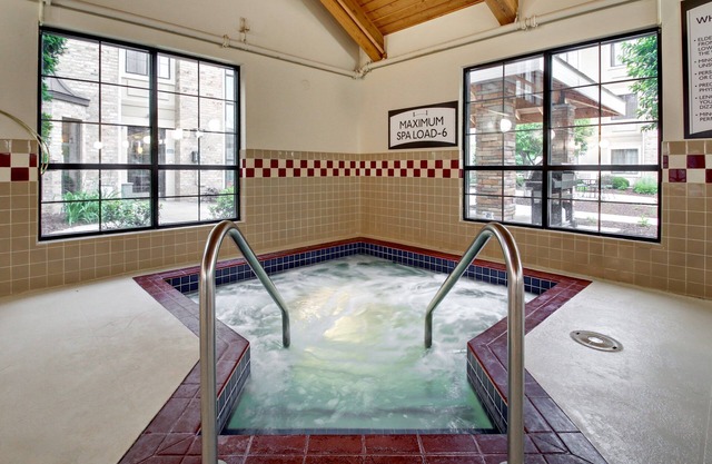 Suite King. Petit déjeuner gratuit. Piscine et bain à remous. Gym. Près d'UW-Madison!