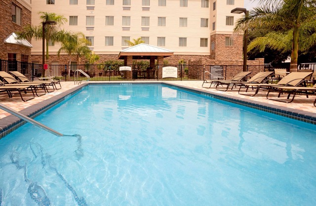 Suite King. Petit déjeuner gratuit. Piscine extérieure et bain à remous. Idéal pour les voyageurs d'affaires!