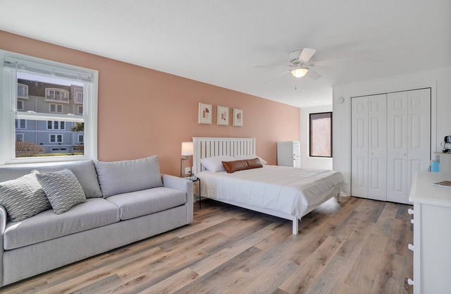 King Suite Hotel- 2 Pools, Near Beach/Boardwalk, No Pets Allowed
