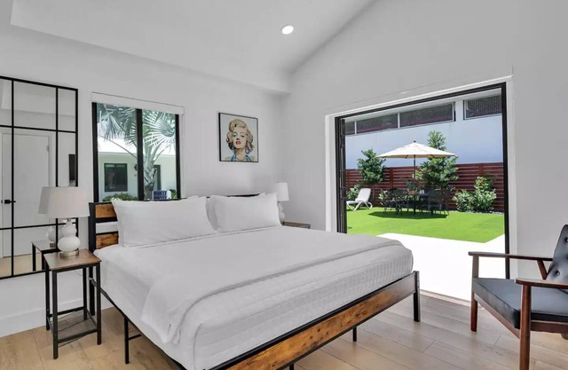 King Suite in a Tropical Retreat Freedom House Fort Lauderdale Suite 3