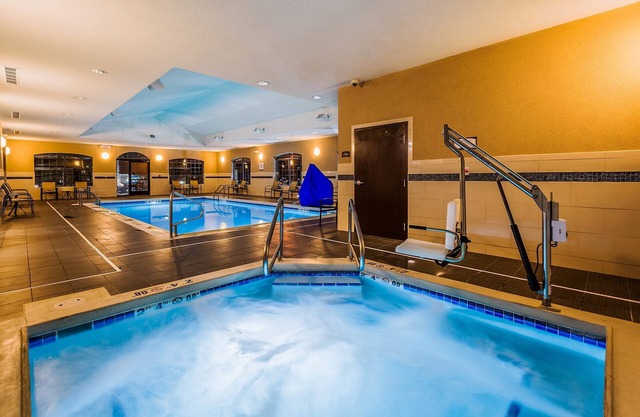 Accessible aux personnes à mobilité réduite avec lit King Size près de BIS | Petit-déjeuner quotidien gratuit + piscine intérieure