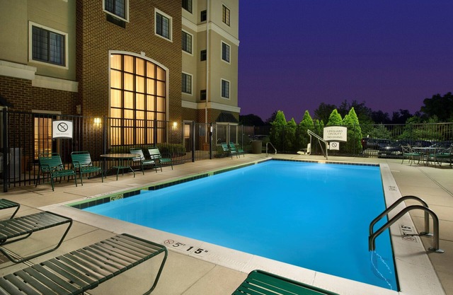 Près de l'aéroport BWI de Baltimore | Petit déjeuner gratuit + piscine extérieure + bain à remous