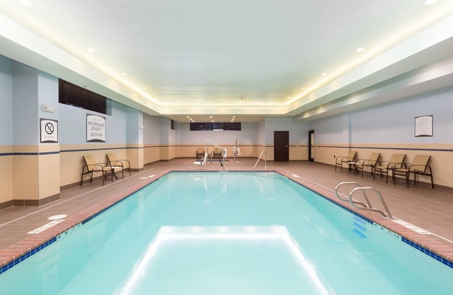 Suite King Hearing Accessible Près du centre-ville | Navette gratuite, petit déjeuner + accès à la piscine!