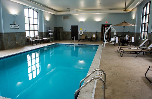 King Suite Près de l'Université du Kentucky. Petit déjeuner gratuit. Piscine intérieure.