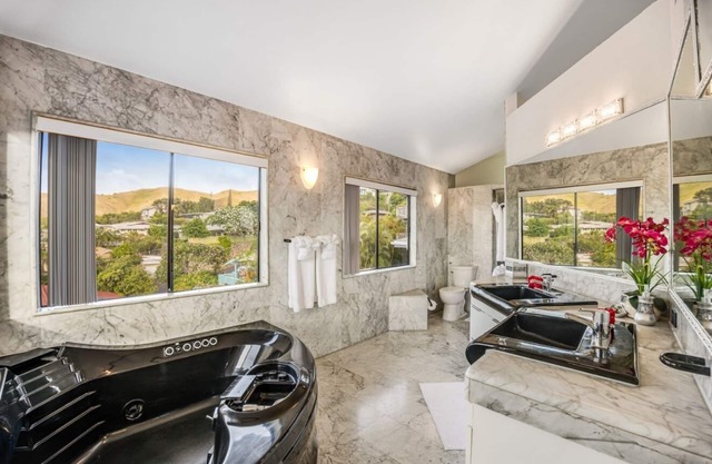 King Suite Oasis: Unwind with Jacuzzi & Bay Views (Unit B)
