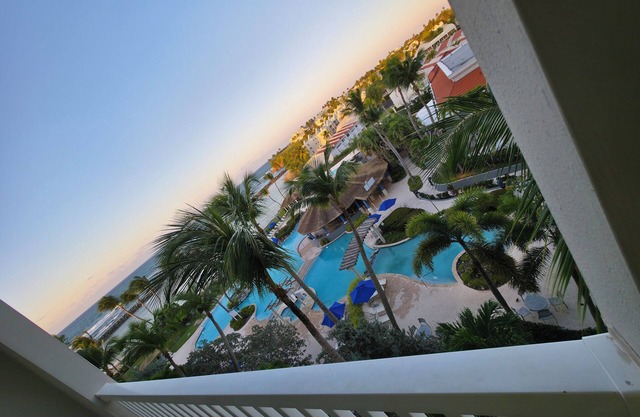 King Suite w/ Balcony & oceanview & Private Beach Access!!