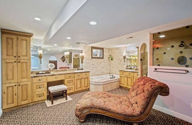 King suite w/ hot tub, fire pit, & luxe bathroom