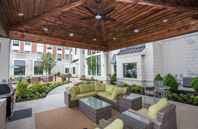 King Suite w/ Pool & Gym Access. FREE Breakfast!