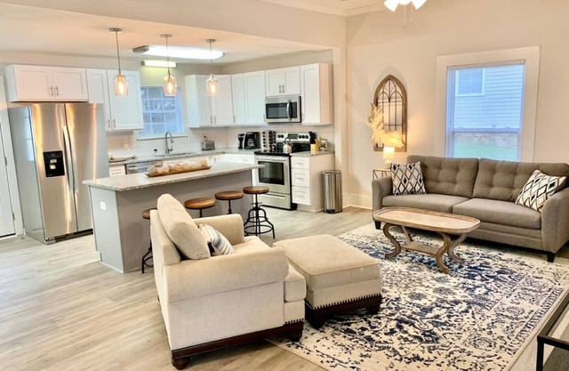 King Suite- Walk to UNC/Franklin St, Near Hospital-3 bedrooms