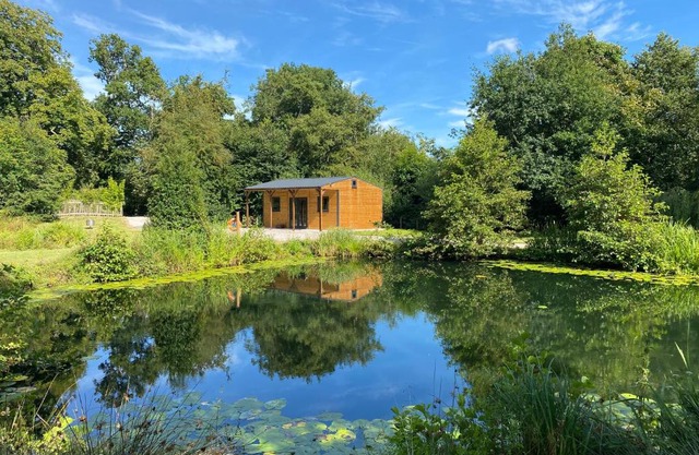 Kingfisher Cabin - Wild Escapes Wrenbury off grid glamping - ages 12 and over