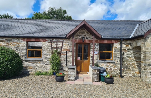 KINGFISHER COTTAGE, pet friendly, avec piscine en Llanboidy, Réf 924587