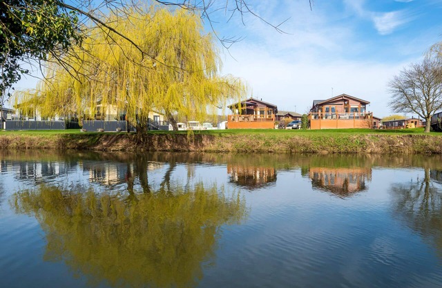 Kingfisher lodge with wonderful river views just 1 mile from Stratford upon Avon