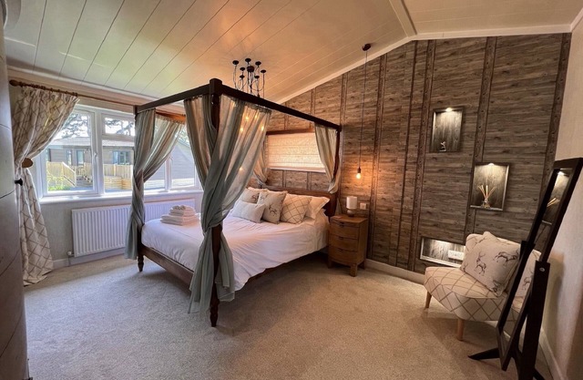 Romantique-Lodge-Salle de bain et douche-Vue sur le bois
