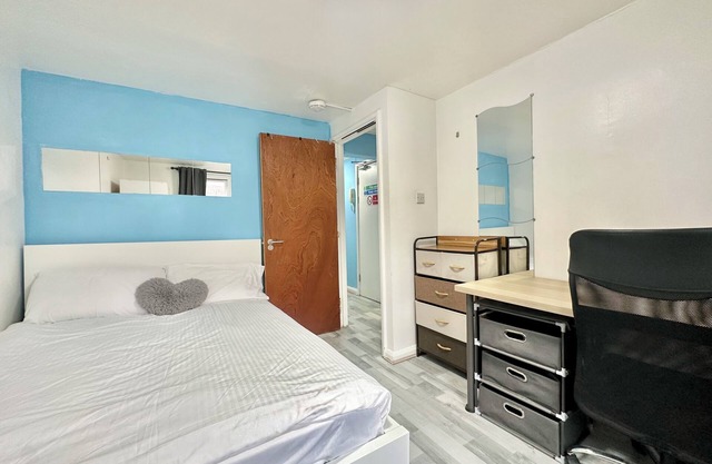 Appartement 2 Chambres Moderne avec Salon SLEEPS6 (B)