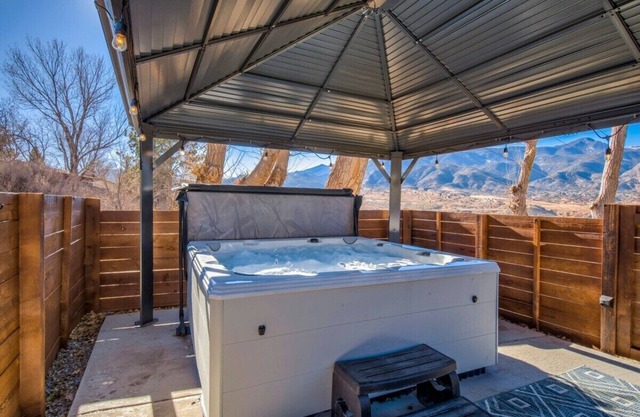 Kings Hideaway! Apartment w Hot Tub & Scenic View
