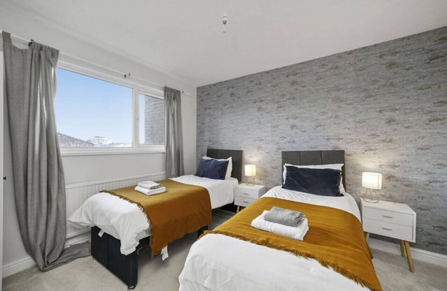 Kingsley House - A Great 4 bedroom house in Reading with free parking.