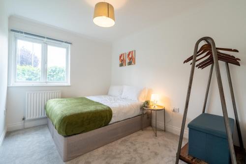 Kingston Centre Location 2-Bed Flat Sleeps 5