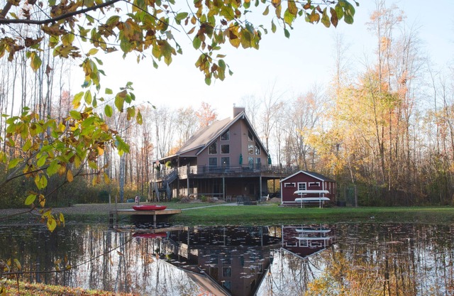 Kingsville Lodge Private Retreat hot tub, pond, boats, gameroom, + more