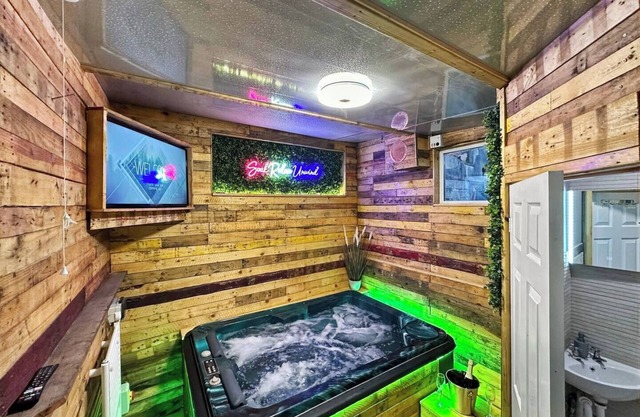 Kinky Kabin w/ Hot Tub, Sauna and Rooftop Garden