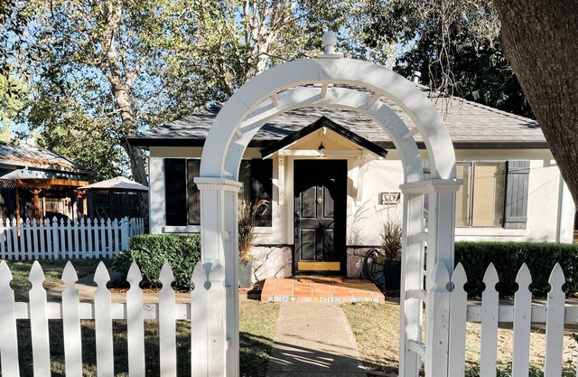 Kippy’s Cottage- Walk To Everything in Downtown Loomis