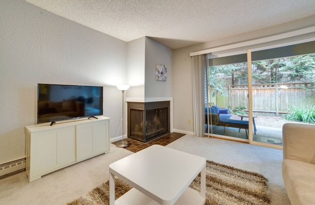 Kirkland Condo w/Fenced Patio ~ 11 Mi to Seattle!