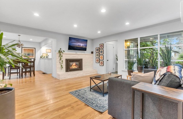 Kirkland Luxury Getaway with Backyard & Workspace!