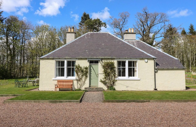 KIRKLANDS GARDEN HOUSE, family friendly, with open fire in Melrose