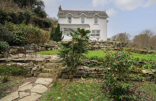 KIRLAND, pet friendly, character holiday cottage in St Kew Highway