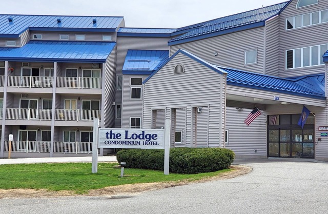 Kitchen, AC, deck, pool, ski shuttle. LD115 by LRS