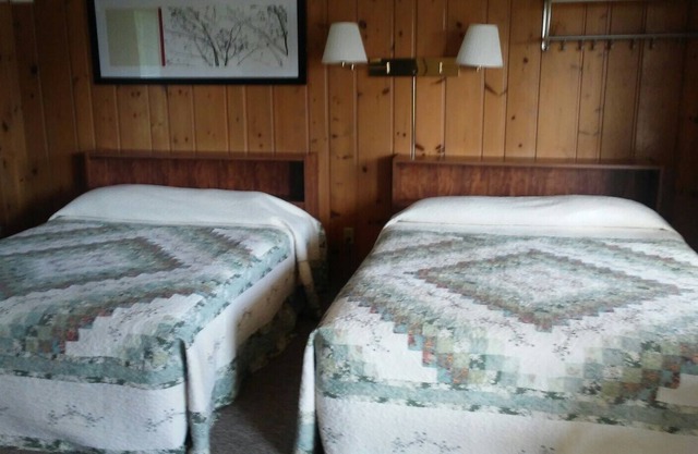 Kitchenette offering 2 Queen Beds at a mom and pop motel 1/2 mile to the bay ...