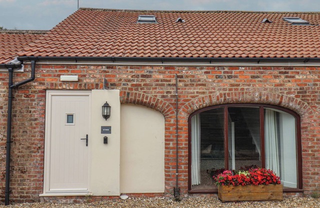 KITTIWAKE, pet friendly, character holiday cottage in Flamborough
