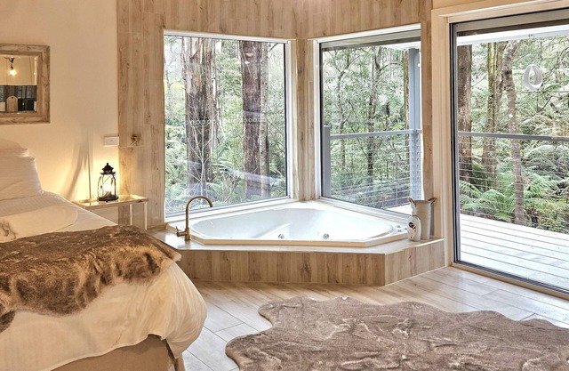 Klara's Studio: Private rainforest with river