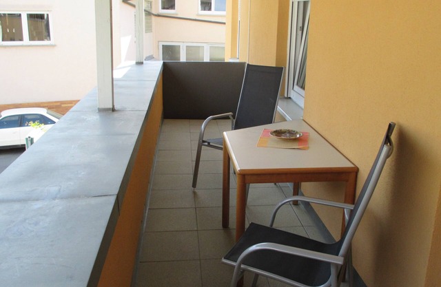 Petit appartement (22m²) sans cuisine avec lit double et balcon