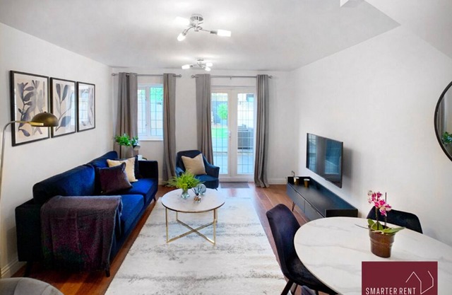 Knaphill - 2 Bedroom Terrace House - With Garden