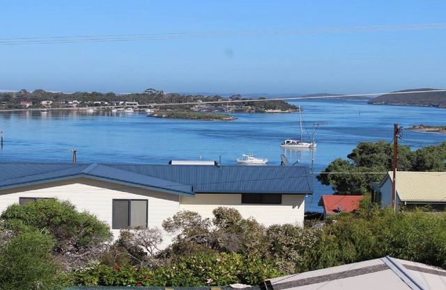 Knighty's Shack offre une vue magnifique sur Coffin Bay dans un cadre confortable, bien aménagé et abordable