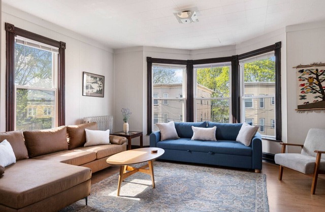 Walk Everywhere! Entire Downtown Apt - "La Maison"