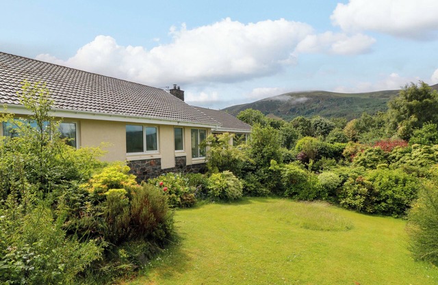 KNOCKENDOCH, pet friendly, character holiday cottage in New Abbey