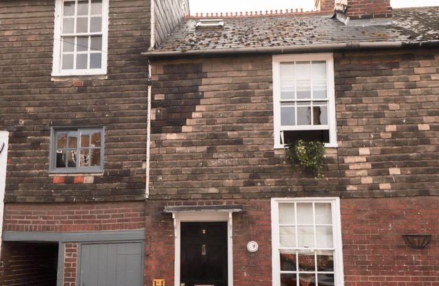 KNOT COTTAGE, pet friendly, character holiday cottage in Rye