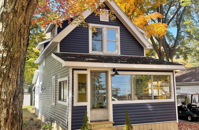 Knot Shores- Cozy, 3 bedroom Cottage, w/water access