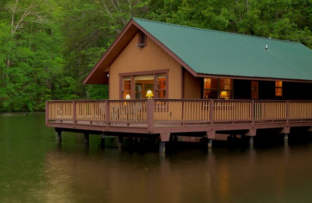 Qui ne tomberait pas amoureux de Knott's Landing? Cette cabine adorable est située sur un petit la