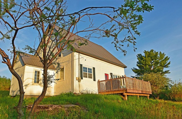 Escape to Coastal Charm - Cottage on 2 acres-kayaks-firepit