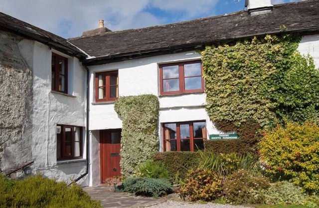 KNOTTS FARMHOUSE, family friendly, with a garden in Windermere
