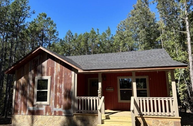 Knotty Pine cabin, Couples Retreat w/ Hot Tub And Patio Gas log Fireplace.