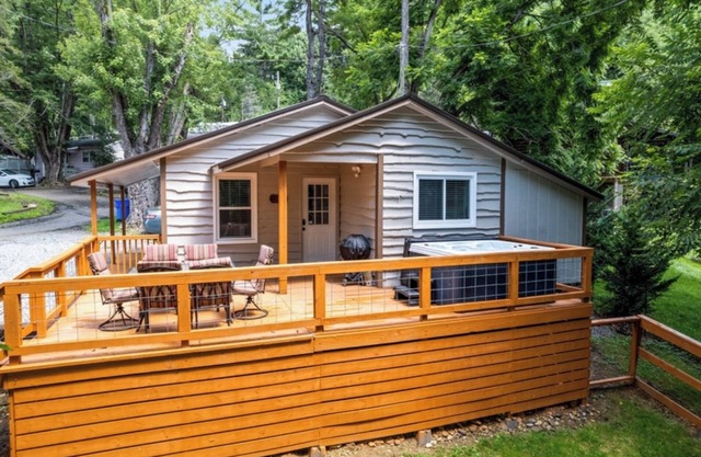 Knotty Pine Cottage/Charming and Cozy w/Hot Tub, Pet Friendly!